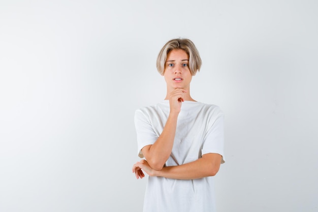 Jeune garçon expressif posant dans le studio