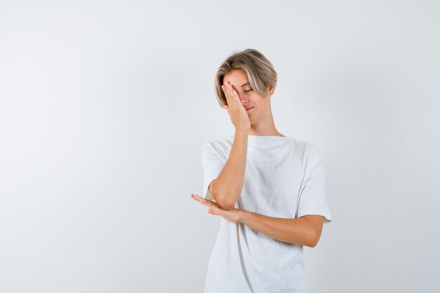 Jeune garçon expressif posant dans le studio