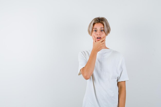 Jeune garçon expressif posant dans le studio