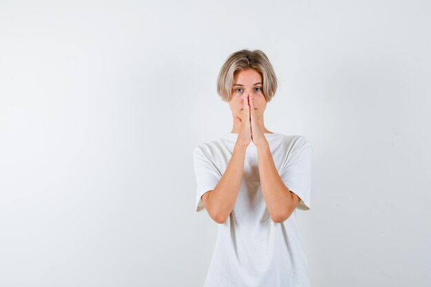 Jeune garçon expressif posant dans le studio