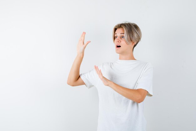 Jeune garçon expressif posant dans le studio