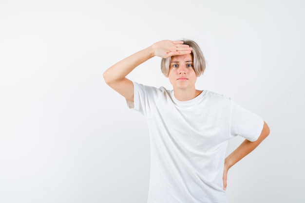 Jeune garçon expressif posant dans le studio