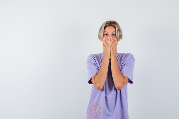 Jeune garçon expressif posant dans le studio