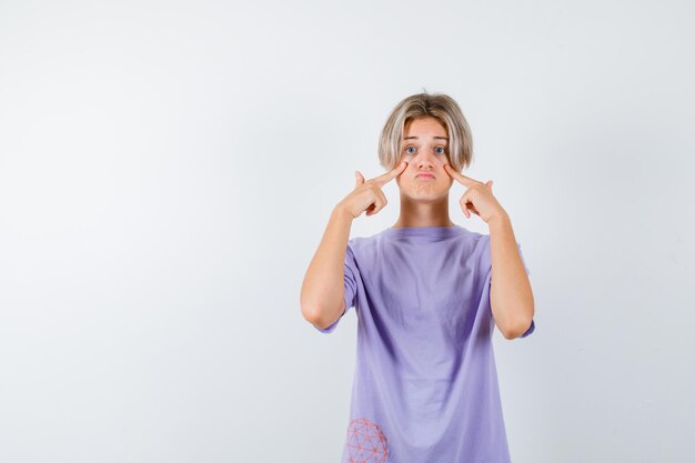 Jeune garçon expressif posant dans le studio