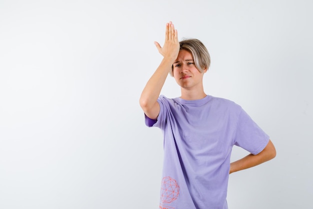 Jeune garçon expressif posant dans le studio