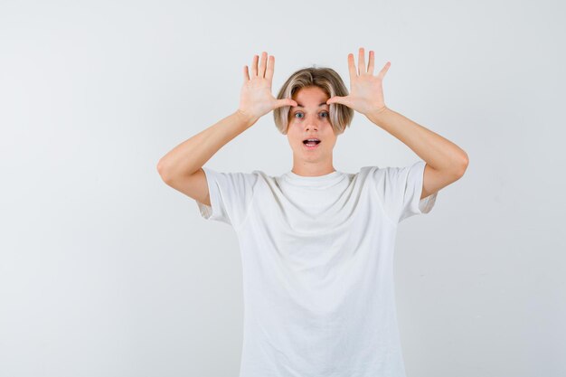 Jeune garçon expressif posant dans le studio