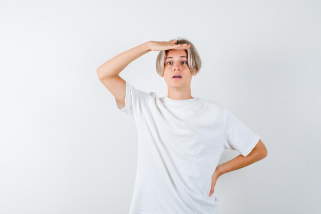 Jeune garçon expressif posant dans le studio