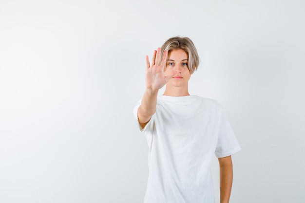 Jeune garçon expressif posant dans le studio