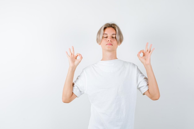 Jeune garçon expressif posant dans le studio