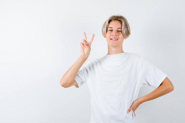 Jeune garçon expressif posant dans le studio