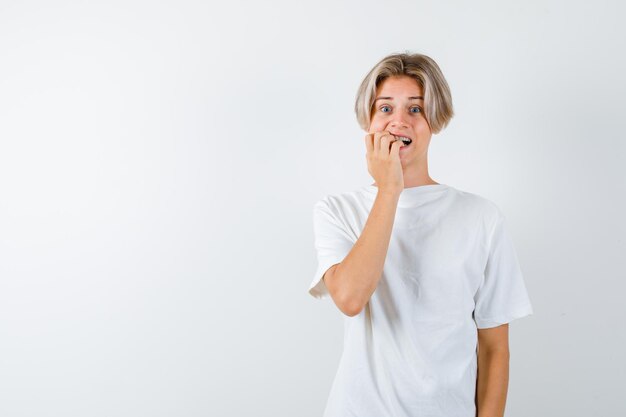 Jeune garçon expressif posant dans le studio