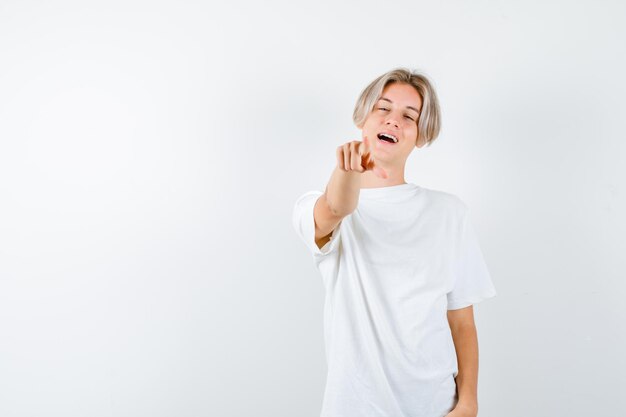 Jeune garçon expressif posant dans le studio