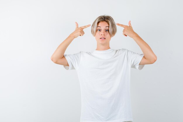 Jeune garçon expressif posant dans le studio