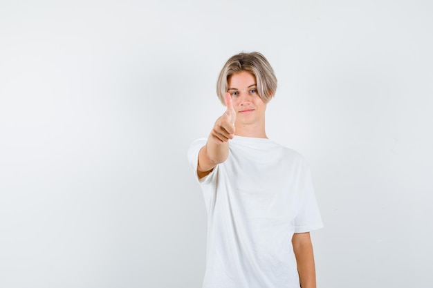 Jeune garçon expressif posant dans le studio