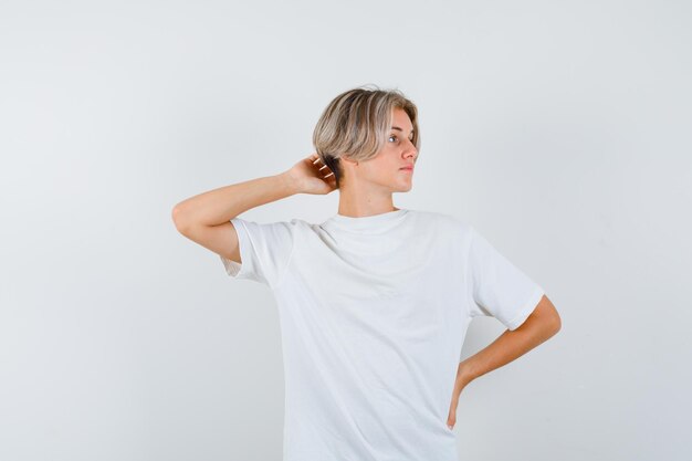 Jeune garçon expressif posant dans le studio