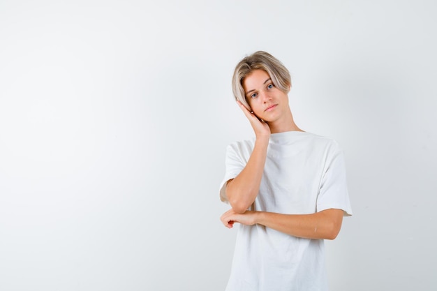 Jeune garçon expressif posant dans le studio