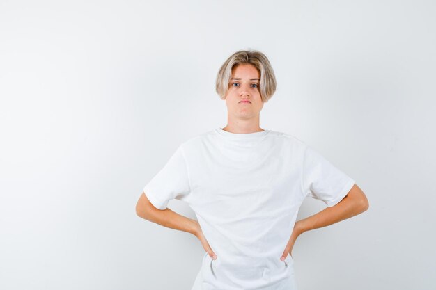 Jeune garçon expressif posant dans le studio