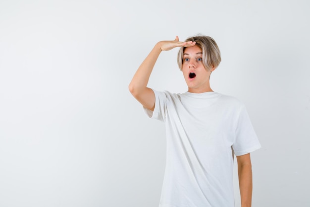 Jeune garçon expressif posant dans le studio