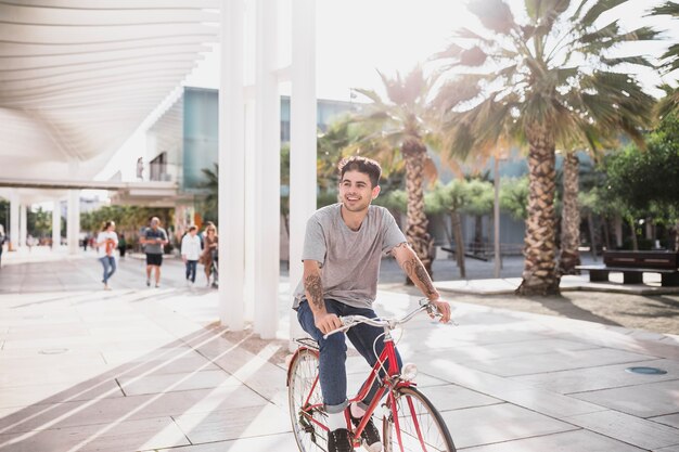 Jeune garçon, faire du vélo au parc de la ville