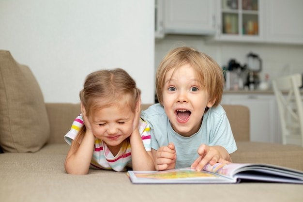 Photo gratuite jeune garçon et fille lisant