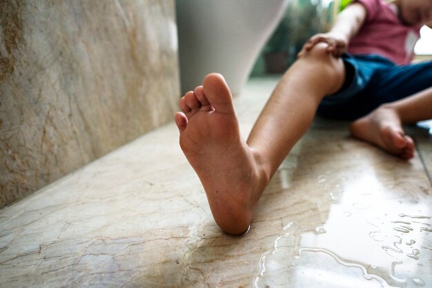 jeune garçon a glissé dans les toilettes