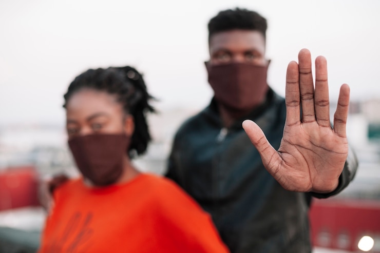 Photo gratuit un jeune garçon et une jeune fille portant des masques.
