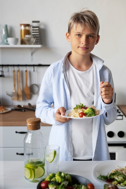 Jeune garçon mangeant des aliments sains