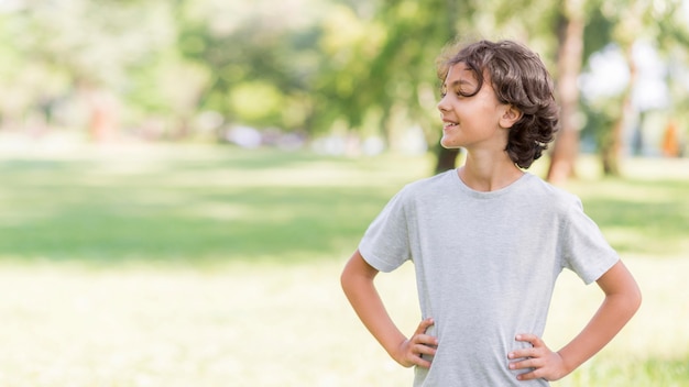 Jeune garçon en plein air