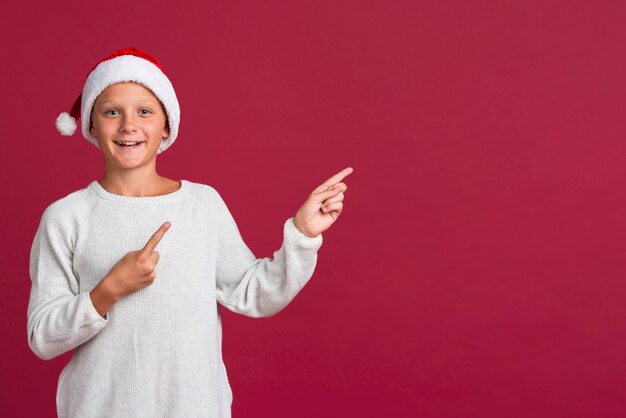 Jeune garçon pointant vers l'espace de copie