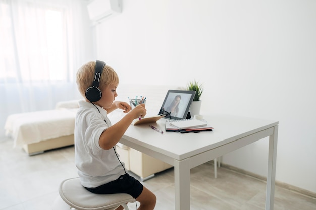 Jeune garçon prêtant attention à la classe en ligne