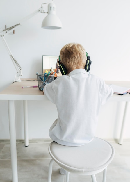 Jeune garçon prêtant attention à la classe en ligne