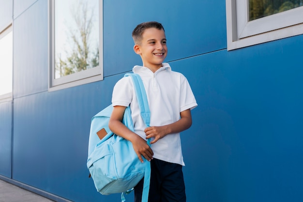 Jeune garçon de retour à l'école