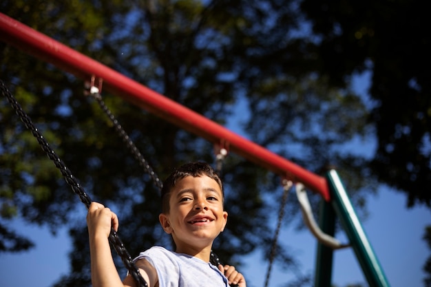 Jeune garçon s'amusant dans l'aire de jeux