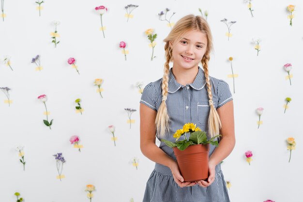 Jeune, girl, tenue, fleurs, pot