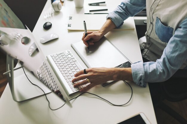 Jeune graphiste travaillant au bureau