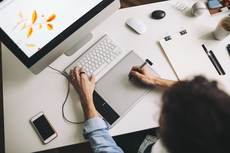 Photo gratuit jeune graphiste travaillant au bureau