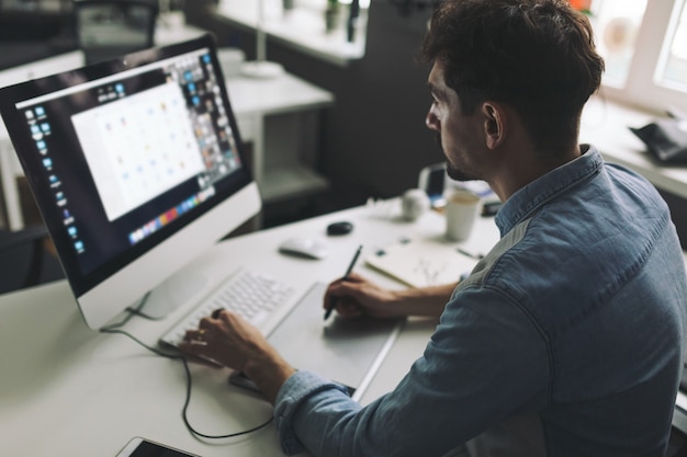 Jeune graphiste travaillant au bureau