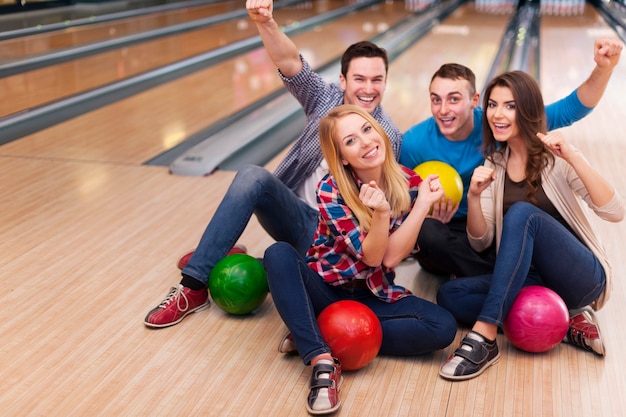 Jeune groupe d'amis au bowling