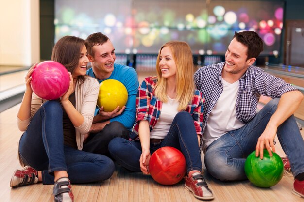 Jeune groupe d'amis s'amusent au bowling