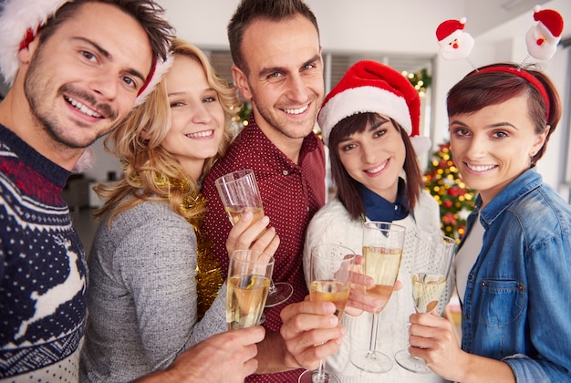 Jeune groupe de personnes à la célébration de Noël