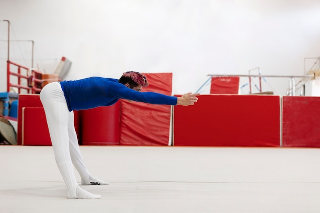 Jeune gymnaste s'entraînant pour la compétition