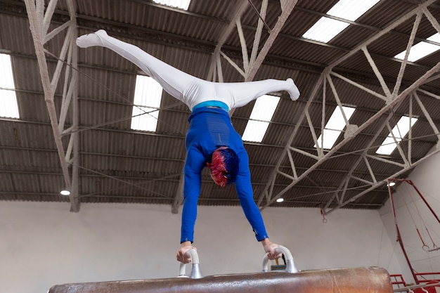 Jeune gymnaste s'entraînant pour la compétition