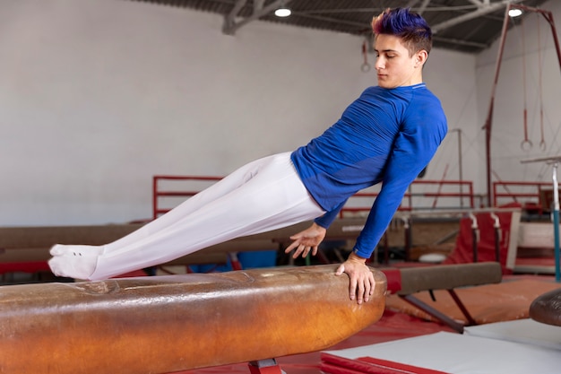 Photo gratuite jeune gymnaste s'entraînant pour la compétition