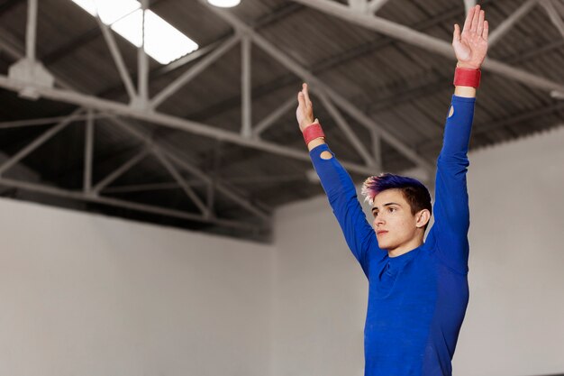 Jeune gymnaste s'entraînant pour la compétition