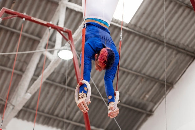 Jeune gymnaste s'entraînant pour la compétition