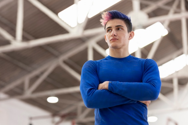 Photo gratuite jeune gymnaste s'entraînant pour la compétition