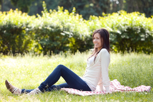 Jeune et heureuse fille dans le parc