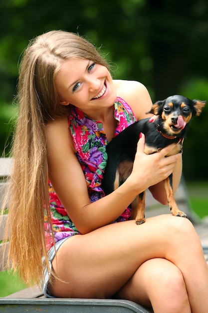 Photo gratuite jeune et heureuse fille avec son chien mignon