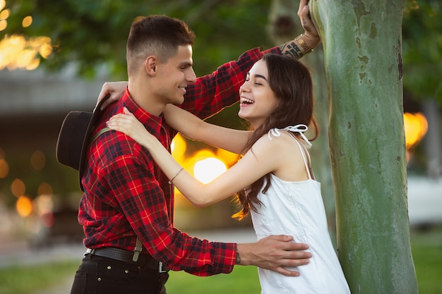 Jeune et heureux couple bénéficiant d'un pique-nique sur le parkide en journée d'été