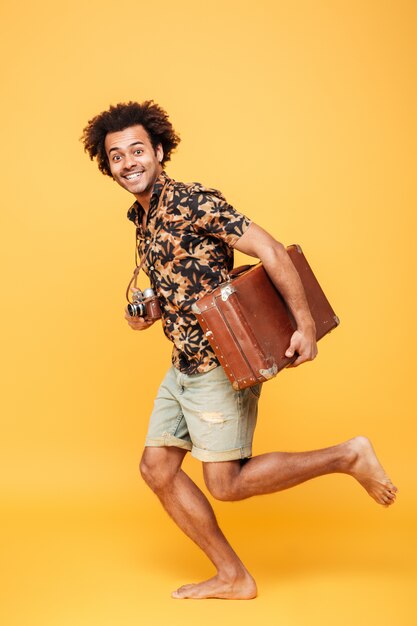 Jeune, heureux, homme africain, courant, à, valise